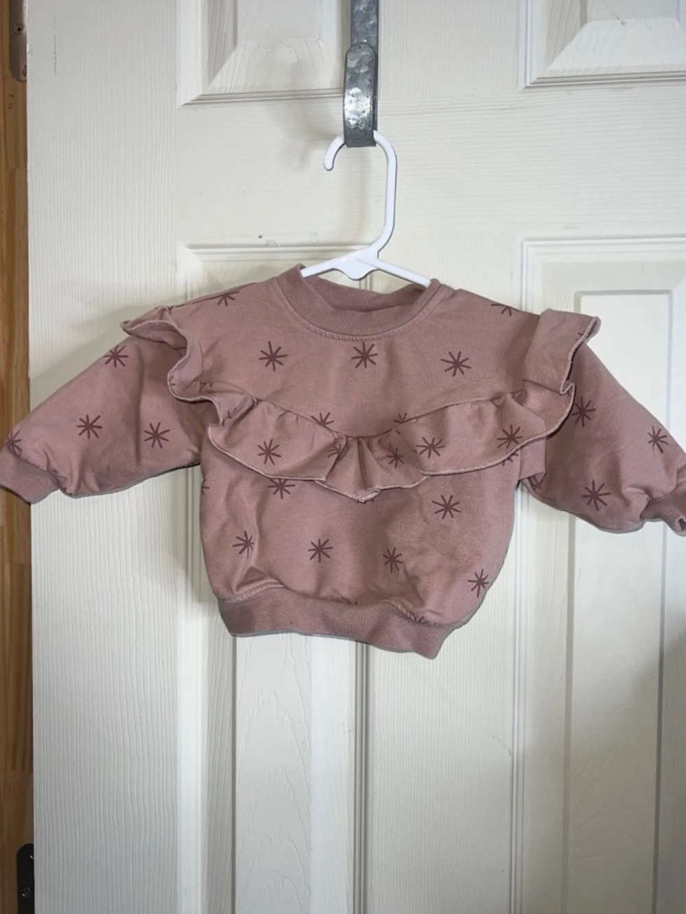 Quincy Mae Ruffle Fleece Sweatshirt in the 'Snow Stars' 0-3M Baby Preowned mauve